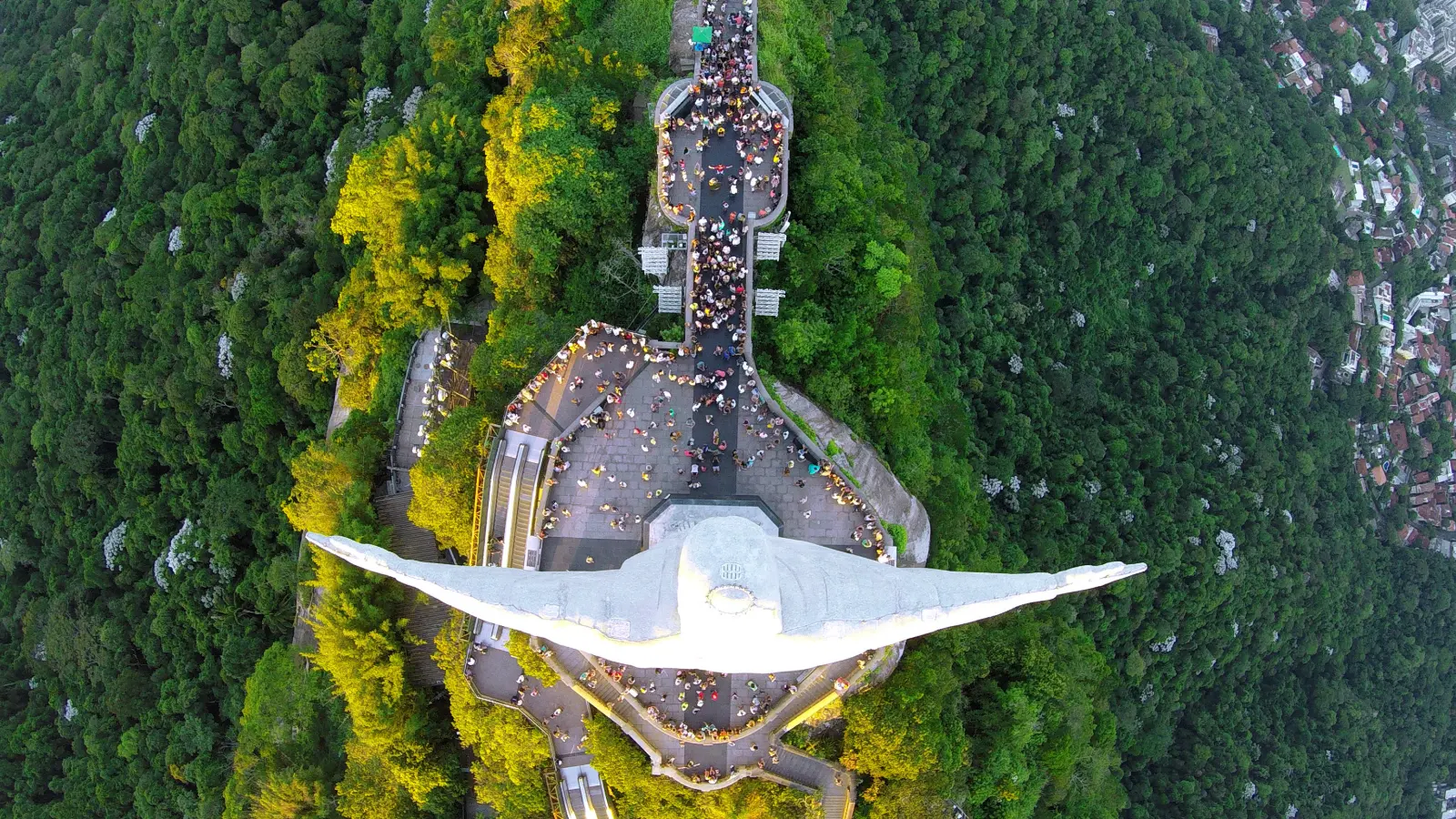 El Cristo Redentor visto desde arriba, rodeado de bosque