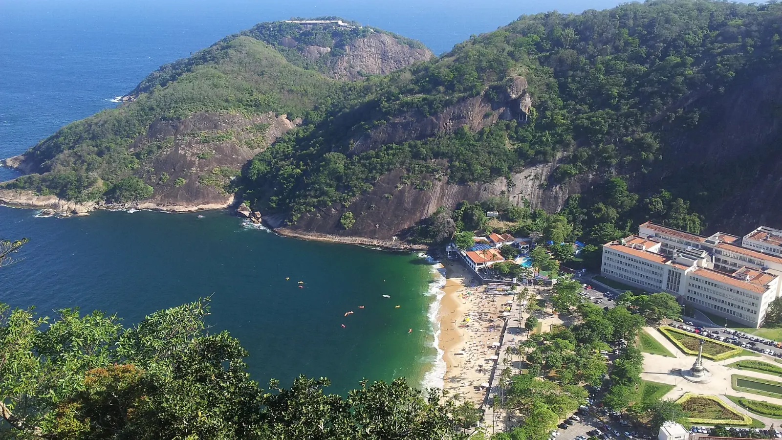 Vista aérea de la Praia Vermelha y los morros de Urca