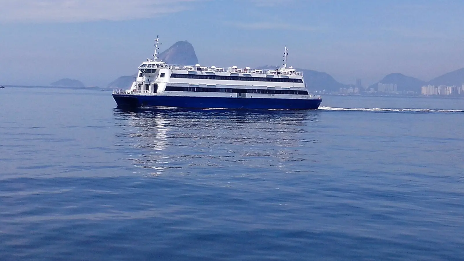 Barca de pasajeros navegando por la bahía de Guanabara