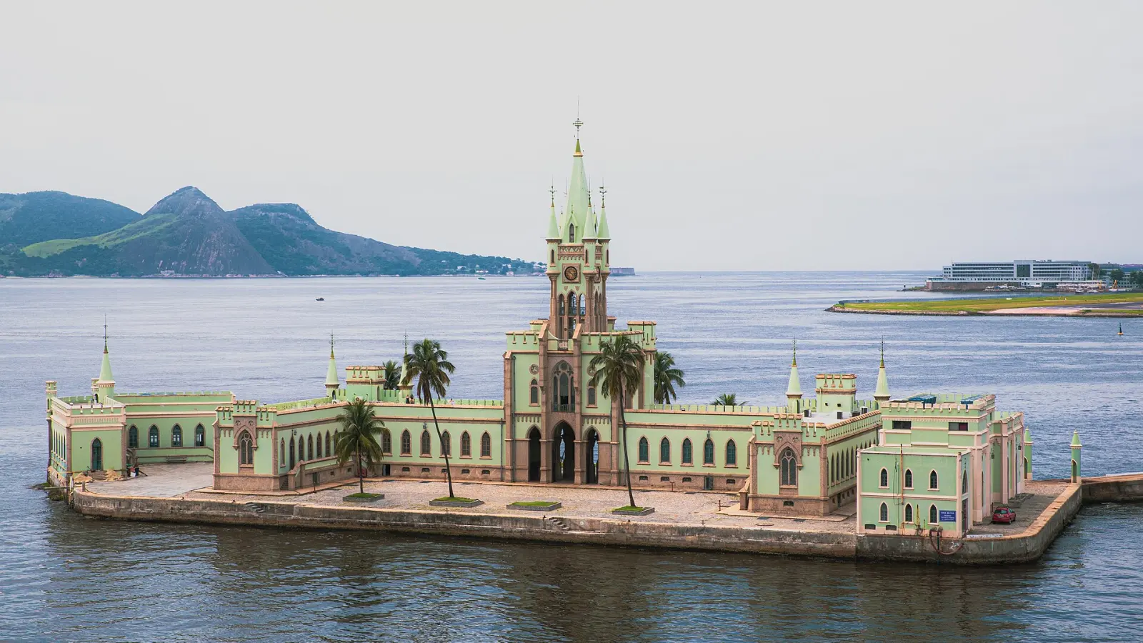Edificio neogótico verde de la Ilha Fiscal en la bahía de Guanabara