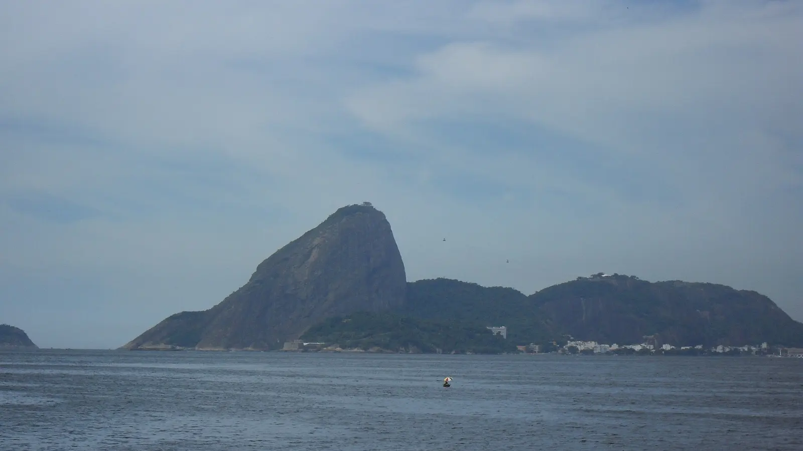 El Pan de Azúcar visto desde el agua durante el cruce de la bahía de Guanabara
