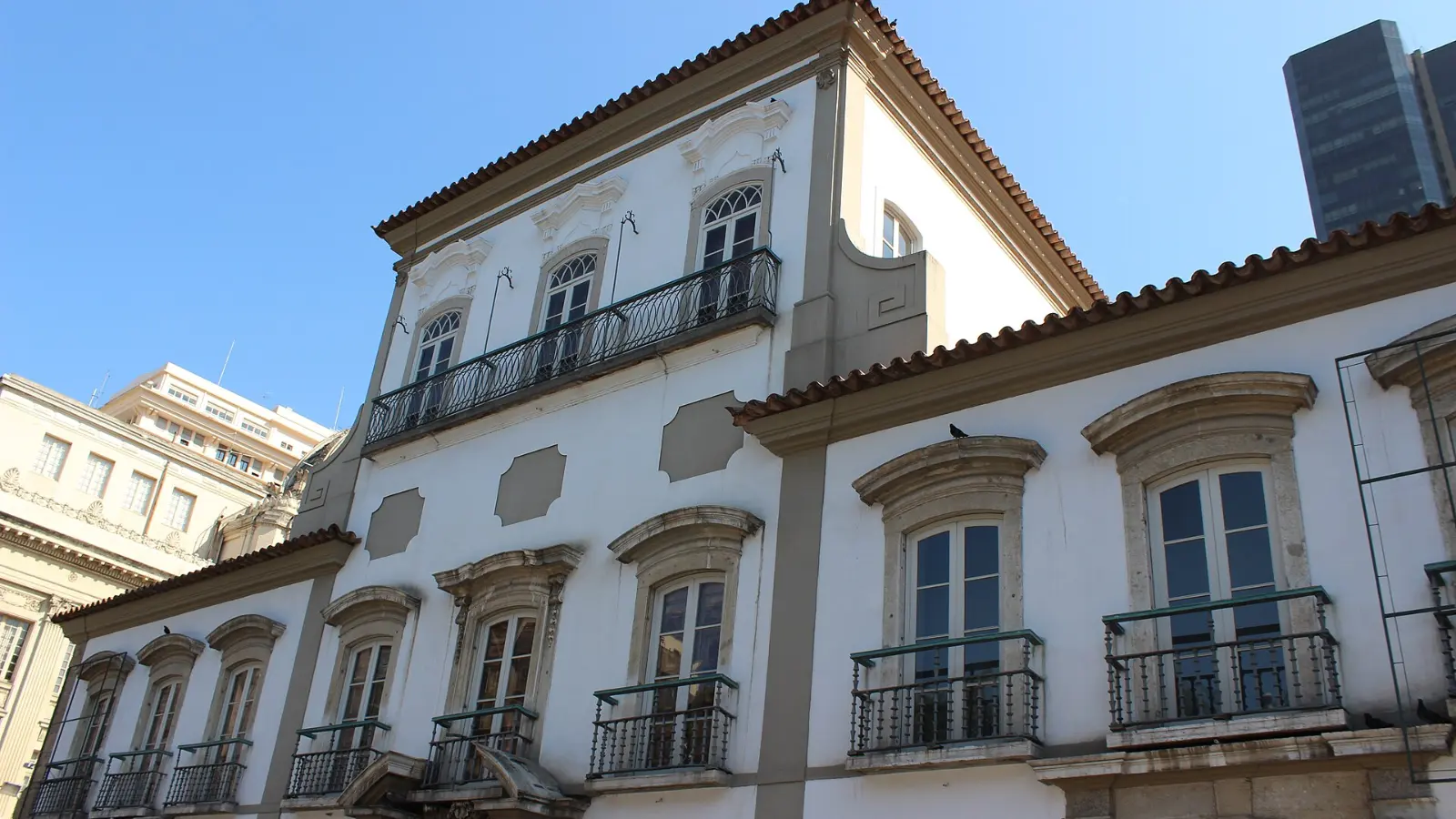 Fachada colonial blanca del Paço Imperial en la Praça XV