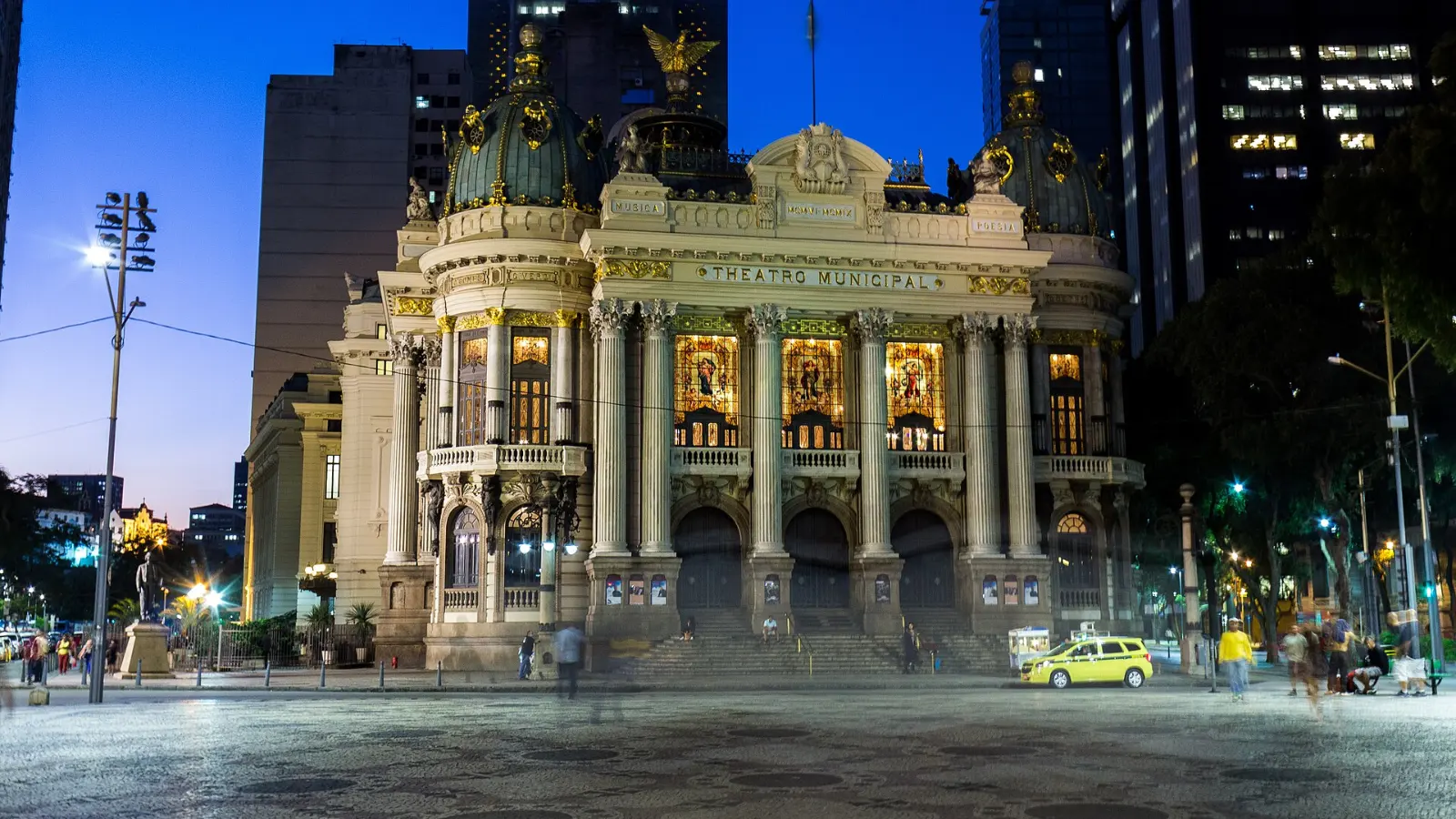 Fachada iluminada del Theatro Municipal de Río de Janeiro al anochecer
