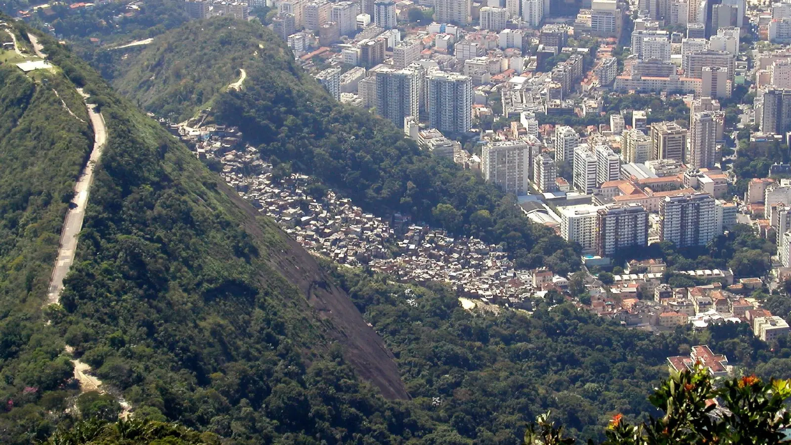 La comunidad de Santa Marta en la ladera del morro, con los edificios de Botafogo al fondo
