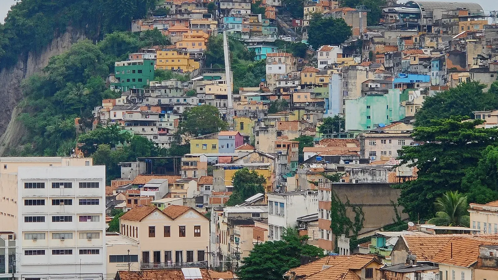 Casas de colores en la ladera del Morro da Providência, vistas desde el Mirante do Valongo