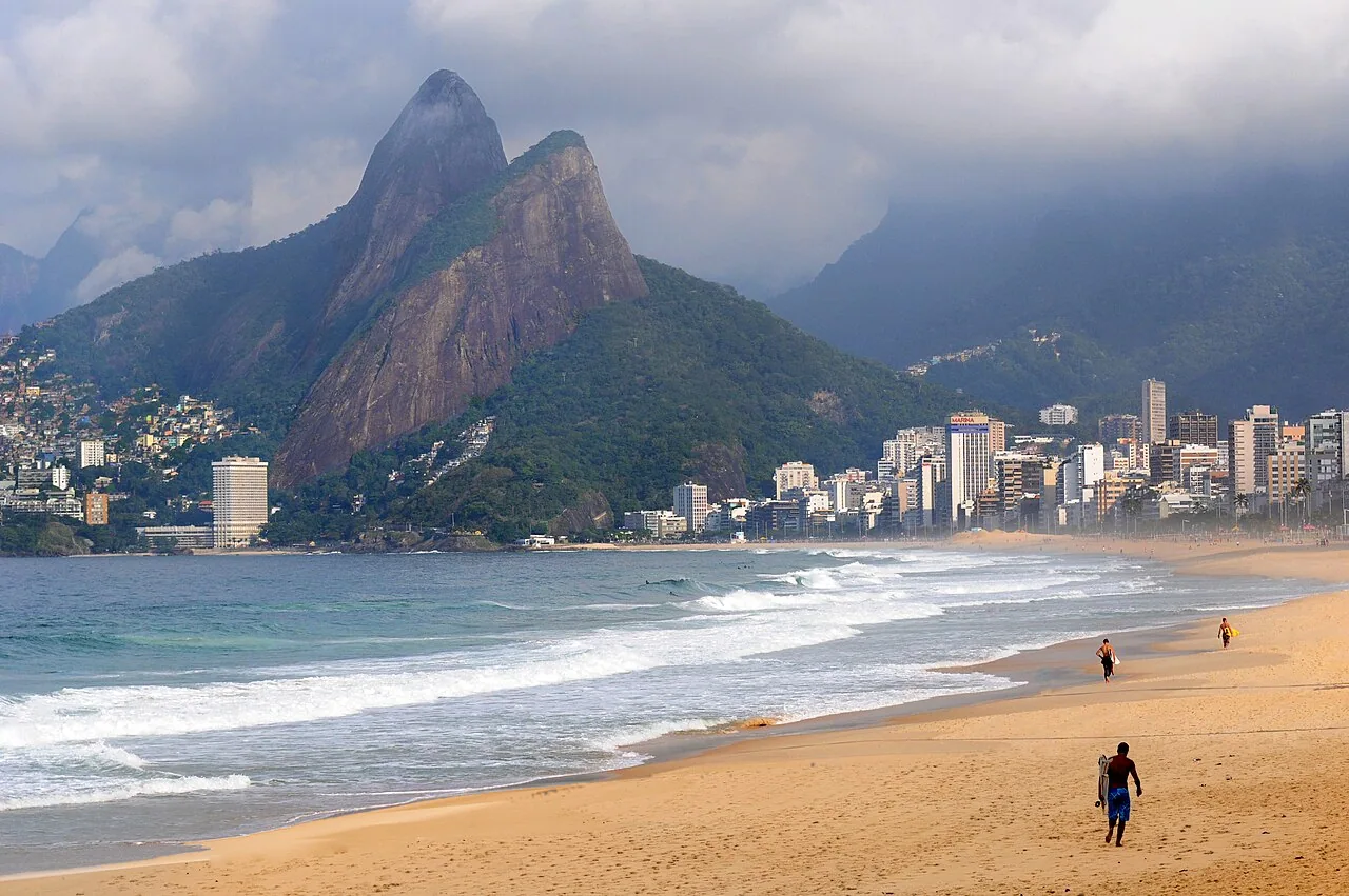Playa de Ipanema y morro Dois Irmãos