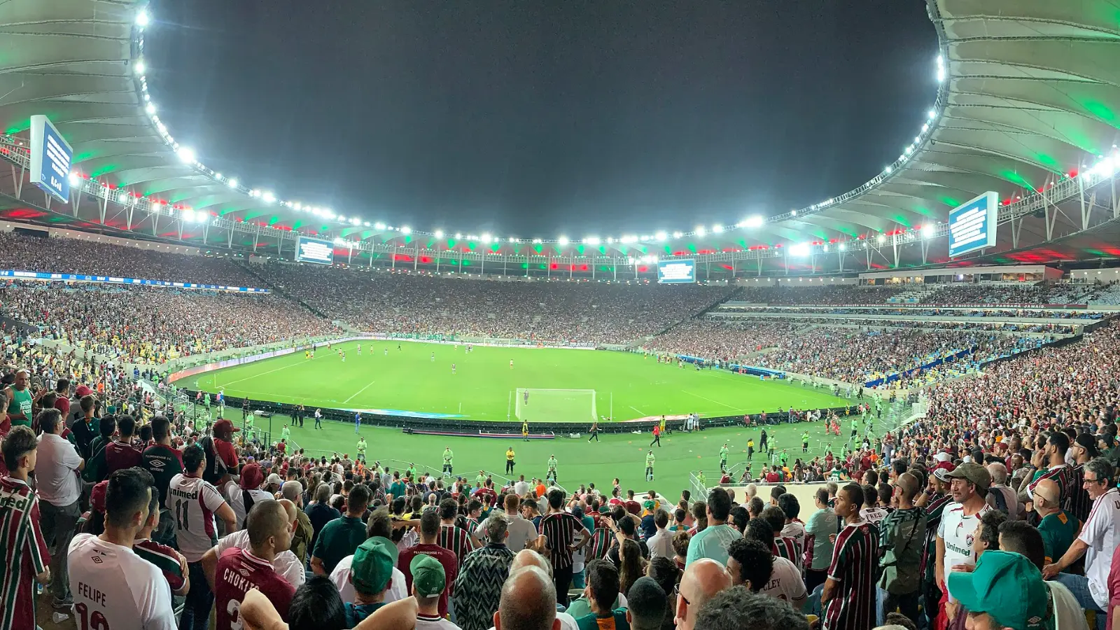 Tribunas llenas y campo iluminado del Maracanã durante un partido nocturno