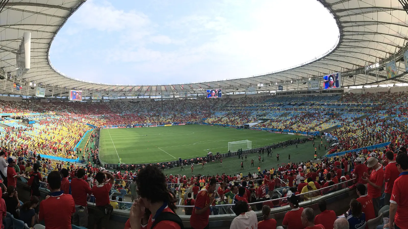 Vista panorámica del interior del Maracanã con el campo y las tribunas