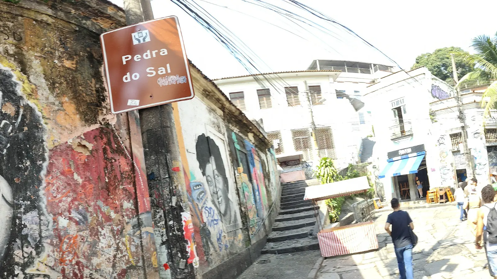 Cartel de la Pedra do Sal junto a una escalinata con grafitis en el barrio de Saúde