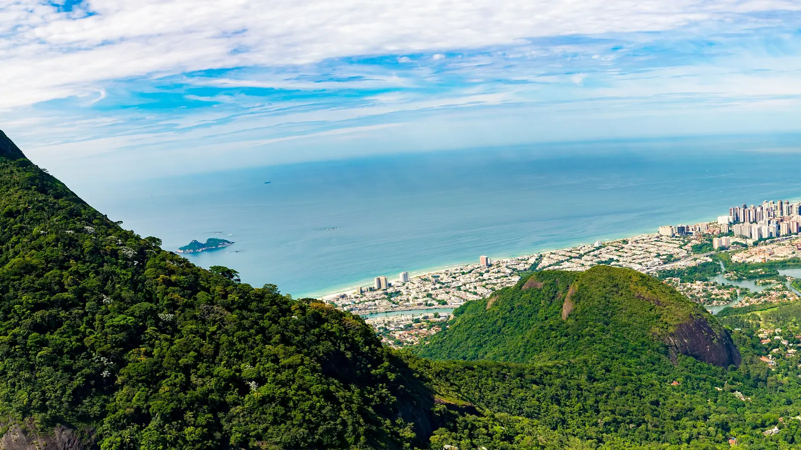 Vista desde la cima de la Pedra Bonita hacia la Barra da Tijuca y el océano